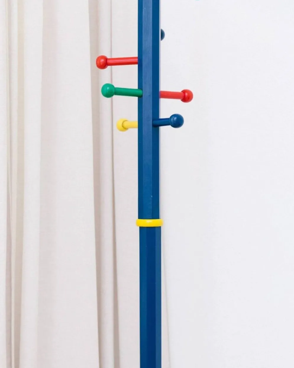 Porte-manteau style Memphis en forme de crayon dans le goût de Pierre Sala, années 80-90
