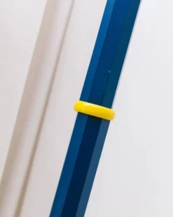 Porte-manteau style Memphis en forme de crayon dans le goût de Pierre Sala, années 80-90