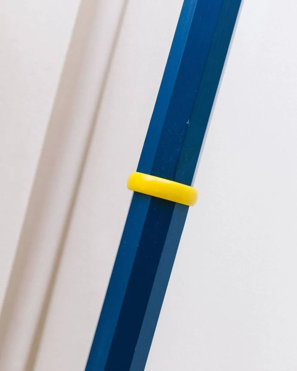 Porte-manteau style Memphis en forme de crayon dans le goût de Pierre Sala, années 80-90