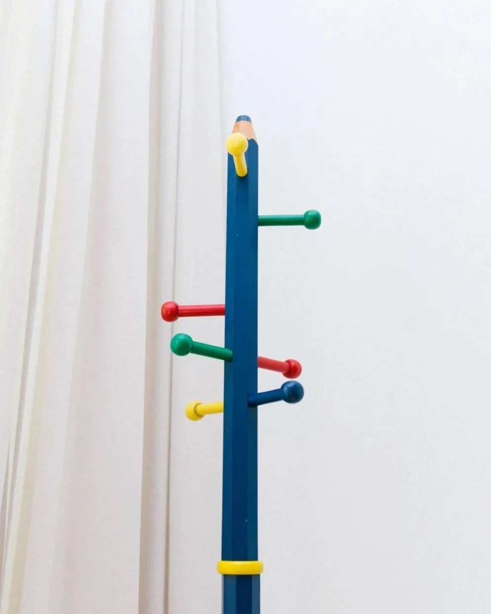 Porte-manteau style Memphis en forme de crayon dans le goût de Pierre Sala, années 80-90