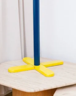 Porte-manteau style Memphis en forme de crayon dans le goût de Pierre Sala, années 80-90
