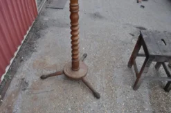 Portemanteau sur pied en hêtre marron tourné, colonne sculptée, trépied stable
