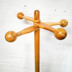 Porte-manteau sur pied en pin