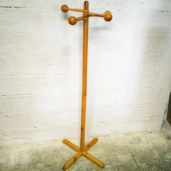 Porte-manteau sur pied en pin