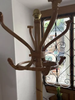 Portemanteau sur pied en rotin
