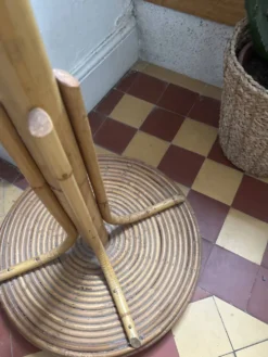 Portemanteau sur pied en rotin