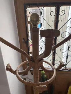 Portemanteau sur pied en rotin