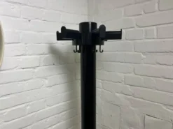 Portemanteau sur pied noir Kartell