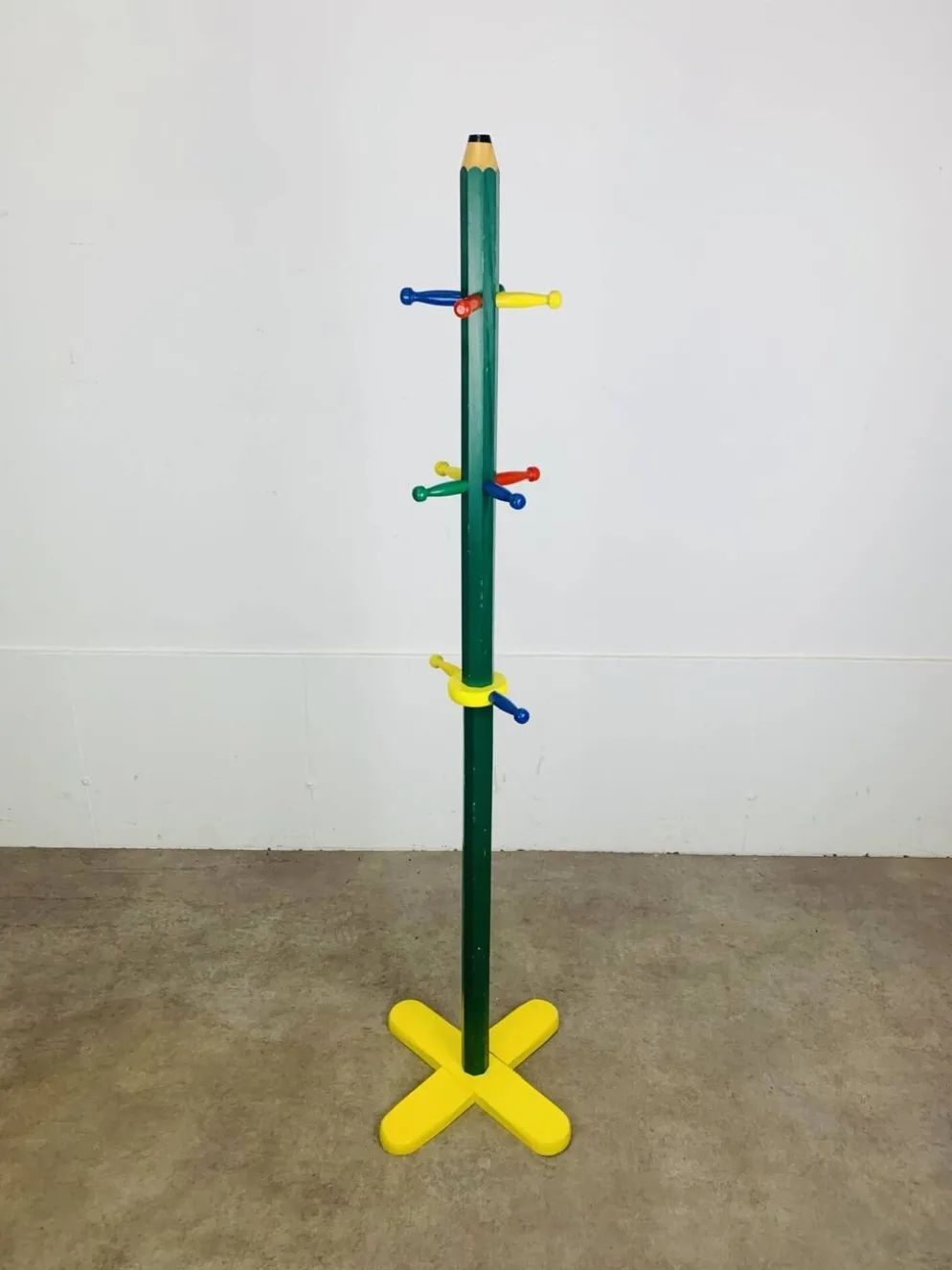 Portemanteau sur pied vintage pour enfants formant crayon style Pierre Sala