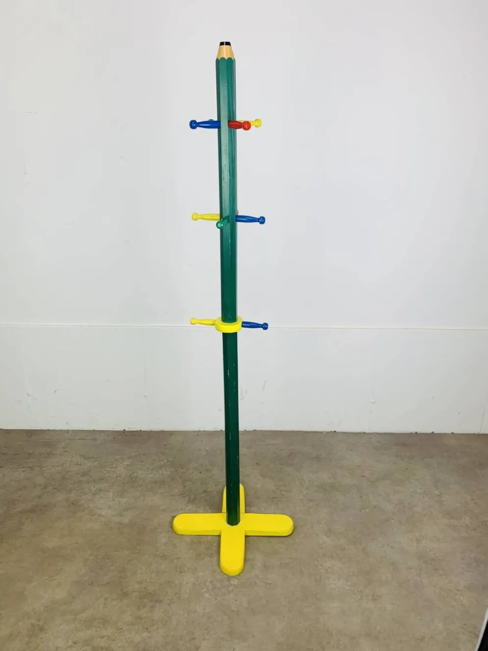 Portemanteau sur pied vintage pour enfants formant crayon style Pierre Sala