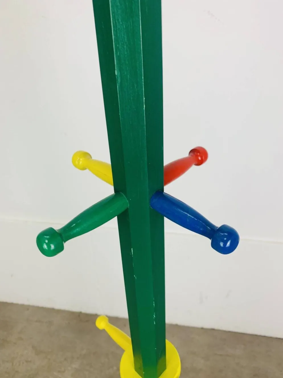 Portemanteau sur pied vintage pour enfants formant crayon style Pierre Sala