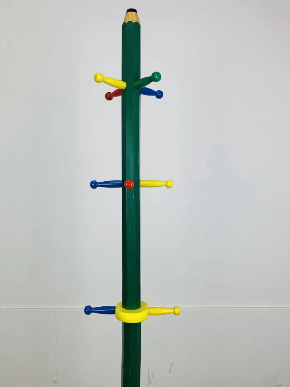 Portemanteau sur pied vintage pour enfants formant crayon style Pierre Sala