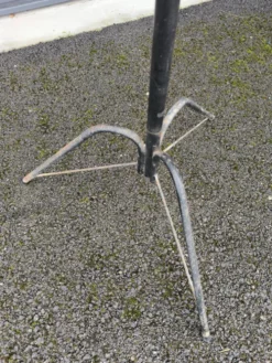 Portemanteau tripode dans le goût de Roger Feraud
