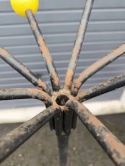 Portemanteau tripode dans le goût de Roger Feraud
