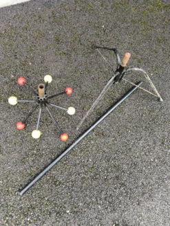 Portemanteau tripode dans le goût de Roger Feraud