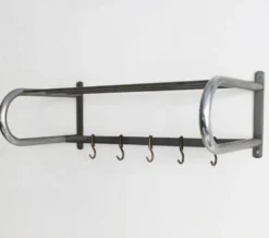Portemanteau tubulaire en acier moderniste