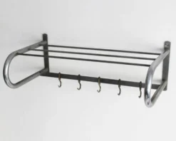 Portemanteau tubulaire en acier moderniste