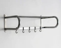 Portemanteau tubulaire en acier moderniste