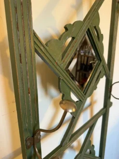 Porte manteau vestiaire art déco en bois patiné vert