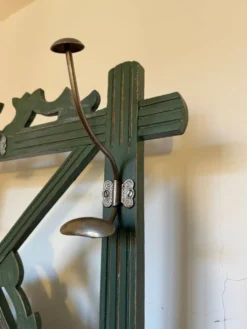 Porte manteau vestiaire art déco en bois patiné vert