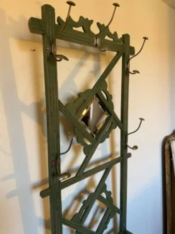Porte manteau vestiaire art déco en bois patiné vert