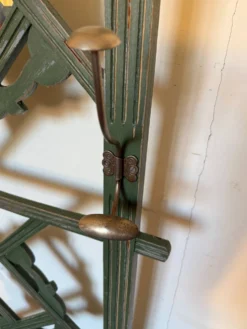 Porte manteau vestiaire art déco en bois patiné vert