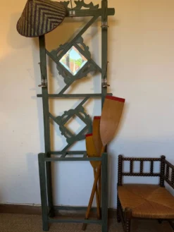 Porte manteau vestiaire art déco en bois patiné vert