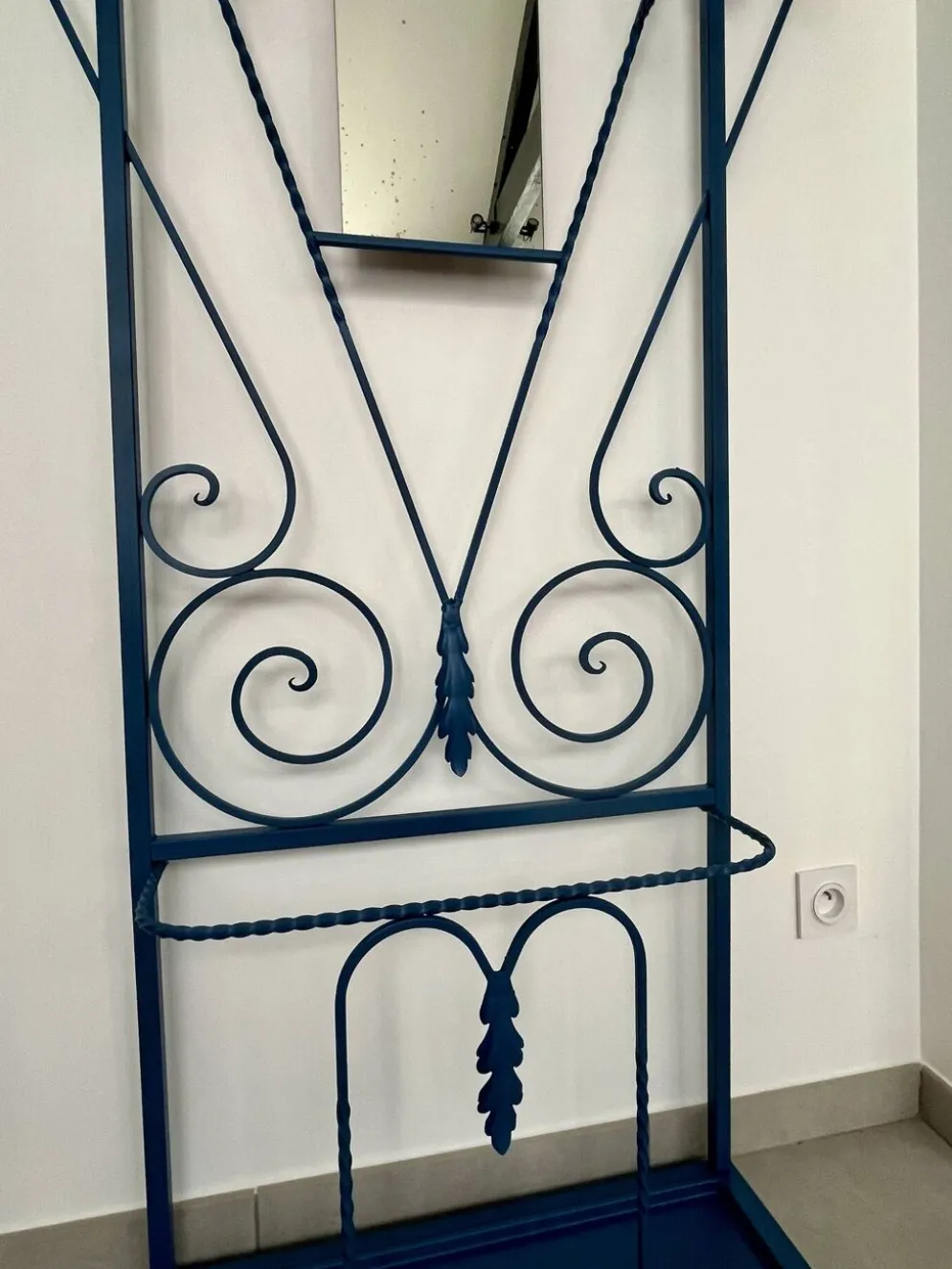 Porte-manteau vestiaire métal bleu années 50