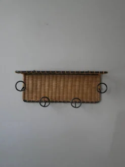 Porte-manteau vestiaire métal fer forgé osier rotin fabrication artisanale meuble mural rangement