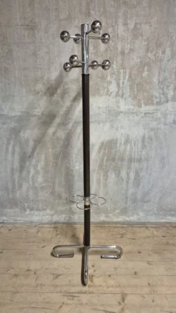 Porte-manteau vintage avec support pour parapluie, métal chromé et bois, milieu du 20e siècle, 175 x 42 cm