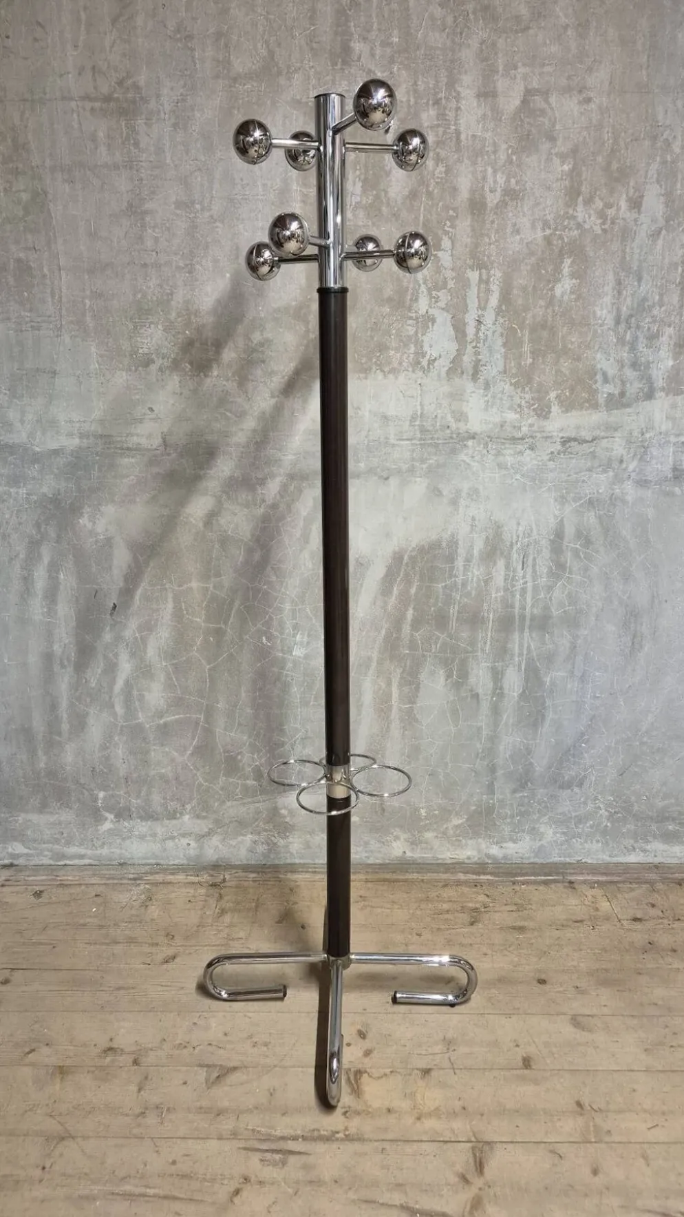 Porte-manteau vintage avec support pour parapluie, métal chromé et bois, milieu du 20e siècle, 175 x 42 cm