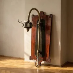 Porte-manteau vintage en bois des années 50 avec crochets en métal, 55 × 40 × 92 cm
