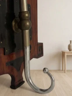 Porte-manteau vintage en bois des années 50 avec crochets en métal, 55 × 40 × 92 cm