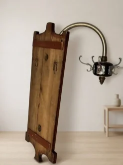 Porte-manteau vintage en bois des années 50 avec crochets en métal, 55 × 40 × 92 cm