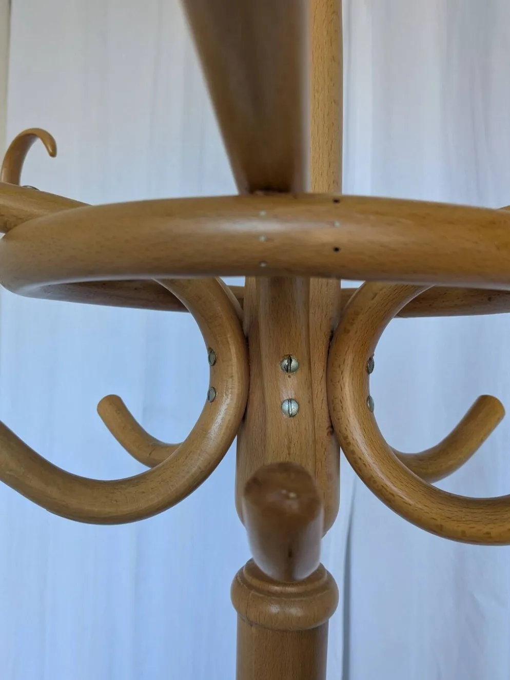 Porte-manteau vintage en bois cintré de style Thonet avec porte-parapluie