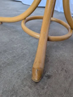 Porte-manteau vintage en bois cintré de style Thonet avec porte-parapluie