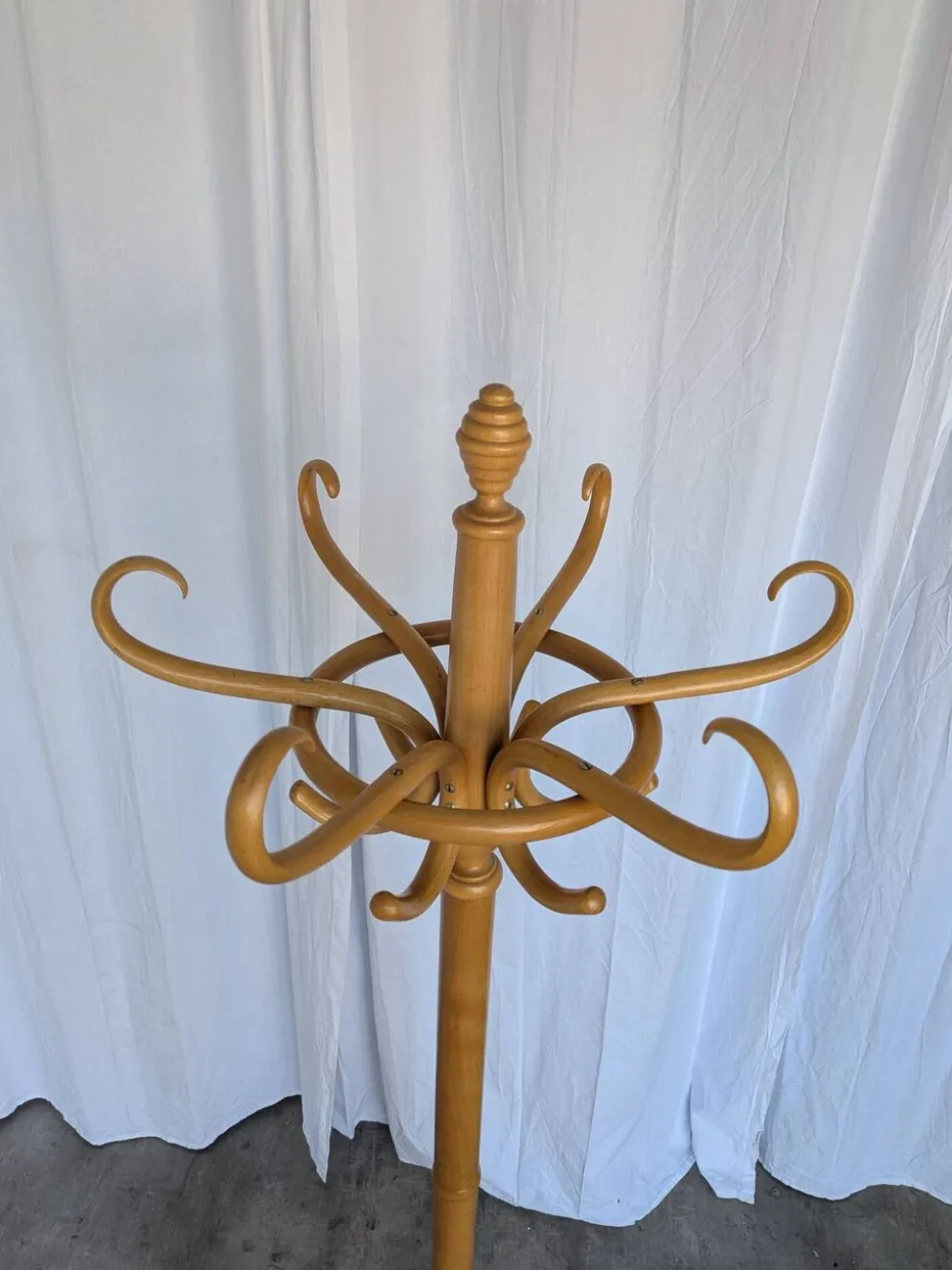 Porte-manteau vintage en bois cintré de style Thonet avec porte-parapluie