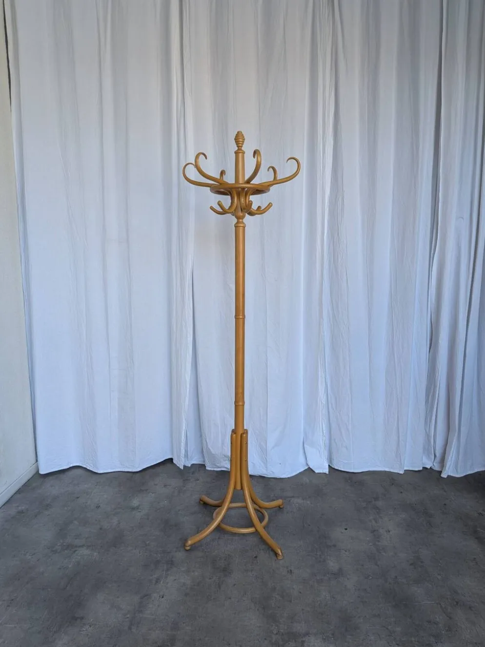 Porte-manteau vintage en bois cintré de style Thonet avec porte-parapluie