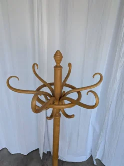Porte-manteau vintage en bois cintré de style Thonet avec porte-parapluie.