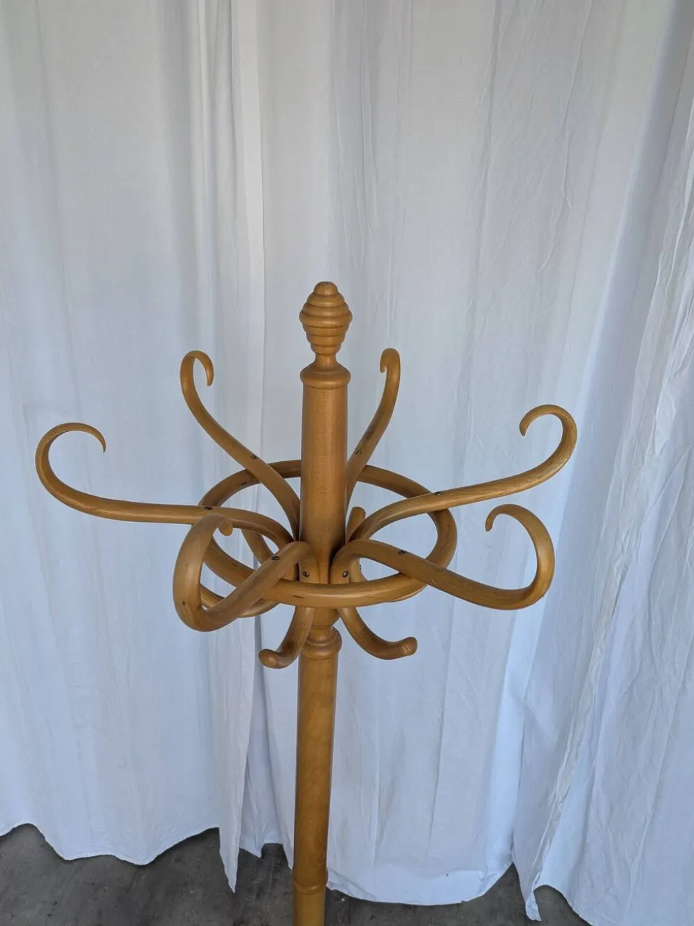Porte-manteau vintage en bois cintré de style Thonet avec porte-parapluie.