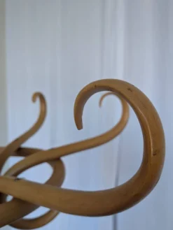 Porte-manteau vintage en bois cintré de style Thonet avec porte-parapluie.