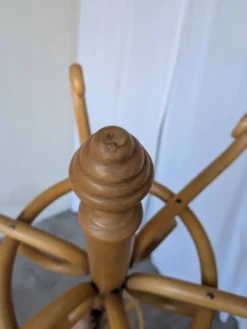 Porte-manteau vintage en bois cintré de style Thonet avec porte-parapluie.