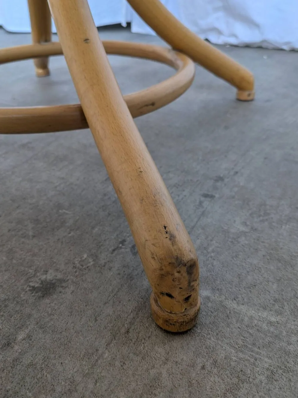 Porte-manteau vintage en bois cintré de style Thonet avec porte-parapluie.