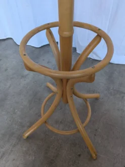 Porte-manteau vintage en bois cintré de style Thonet avec porte-parapluie.