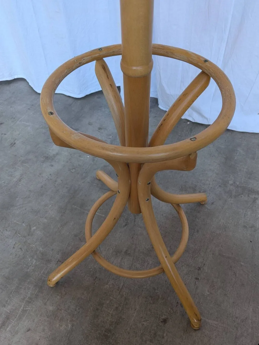 Porte-manteau vintage en bois cintré de style Thonet avec porte-parapluie.