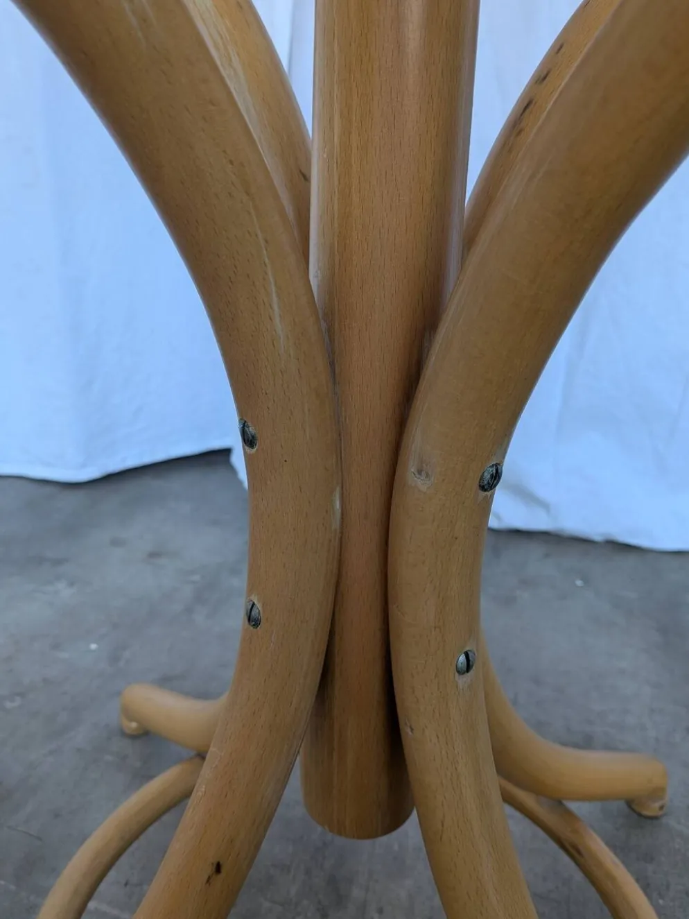 Porte-manteau vintage en bois cintré de style Thonet avec porte-parapluie.