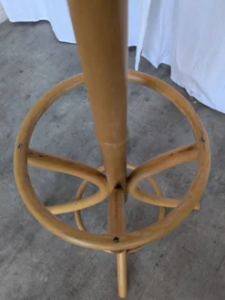 Porte-manteau vintage en bois cintré de style Thonet avec porte-parapluie.