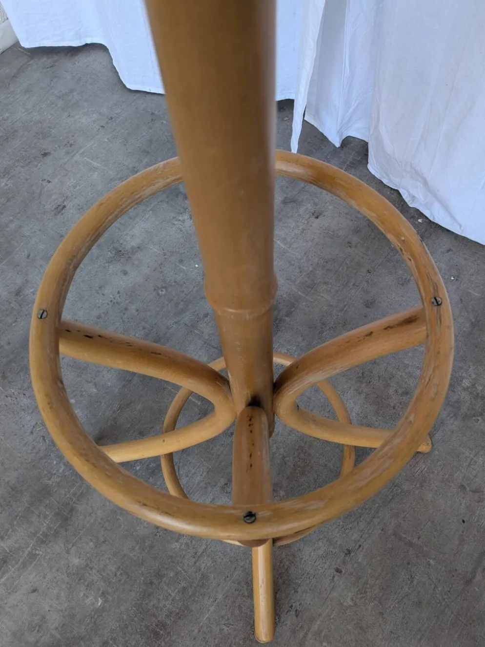 Porte-manteau vintage en bois cintré de style Thonet avec porte-parapluie.