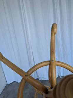 Porte-manteau vintage en bois cintré de style Thonet avec porte-parapluie.