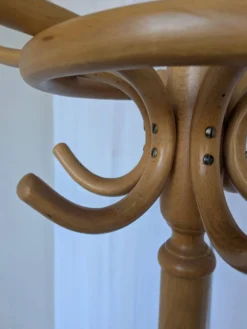 Porte-manteau vintage en bois cintré de style Thonet avec porte-parapluie.